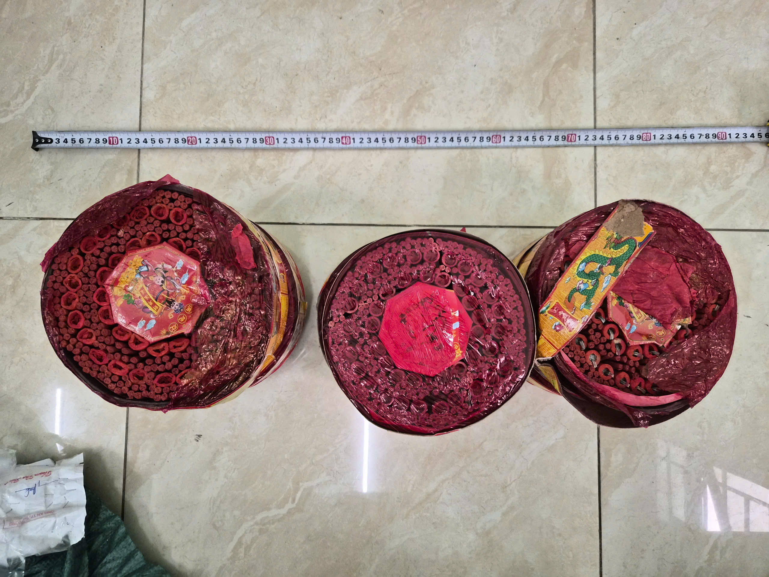 Phòng Cảnh sát kinh tế: Thông báo tìm người chứng kiến bắt giữ, người sở hữu xuồng vận chuyển 36 thùng carton chứa pháo nổ trên biển khu vực biển Hải Phòng